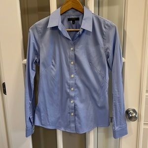 Banana Republic non iron fitted button down dress shirt in blue size 6